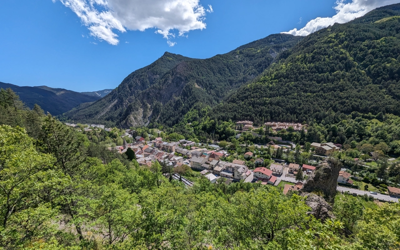 Illustration: École de Guillaumes  - Les droits d'auteur de cette image appartiennent à : Prémices