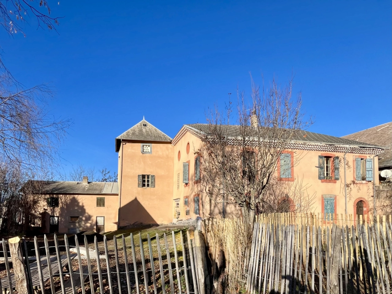 Illustration: Réhabilitation d'une ancienne Maison de maitre avec création d'une crèche et de logements, construction d'un bâtiment neuf pour la mairie, transformation des locaux de l'ancienne mairie en Tiers-lieu 
