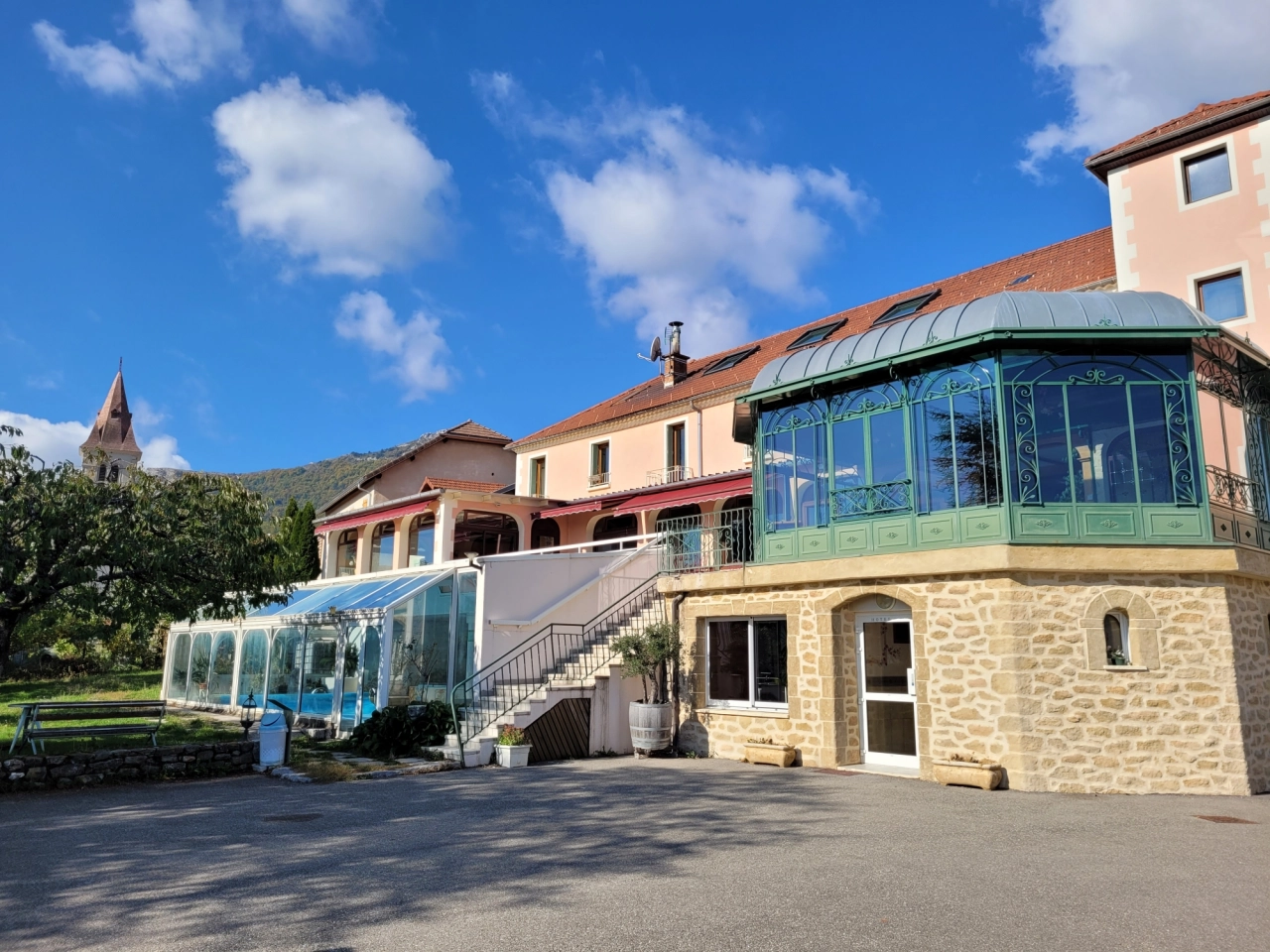 Illustration: Réhabilitation de l'hôtel Muret en habitat inclusif, piscine, cantine scolaire  - Les droits d'auteur de cette image appartiennent à : Prémices